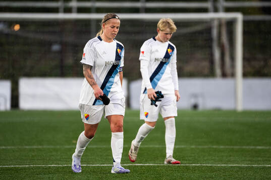 Djurgårdens Therese Åsland och Olivia Ulenius deppar