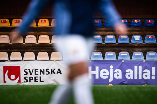 Reklamskylt för Svenska spel med texten Heja alla