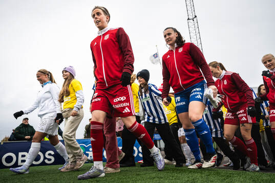 Piteås Cecilia Edlund och målvakt Lauren Brzykcy