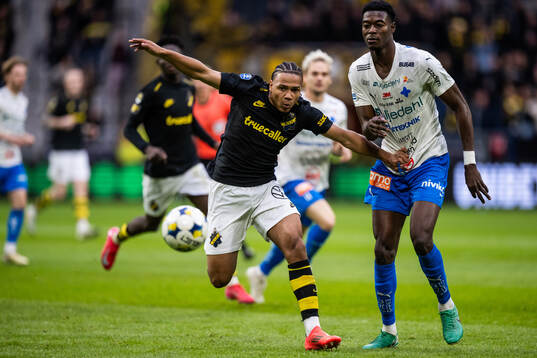 AIKs Kevin Filling  och Värnamos Souleymane Coulibaly