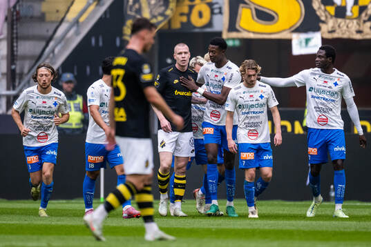AIKs Thomas Poppler Isherwood deppar medan Värnamos Rufai