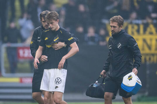AIKs Yannick Geiger får hjälp av plan