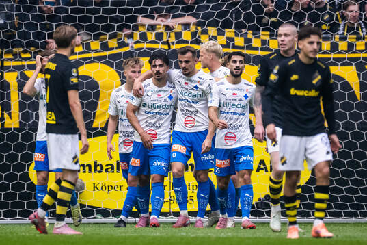 Värnamos Mohammad Alsalkhadi jublar med lagkamrater