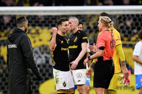 AIKs Bersant Celina i samtal med Domare Tess Olofsson