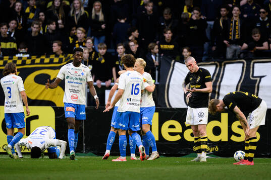 Värnamos Rufai Mohammed jublar samtidigt som AIKs Thomas