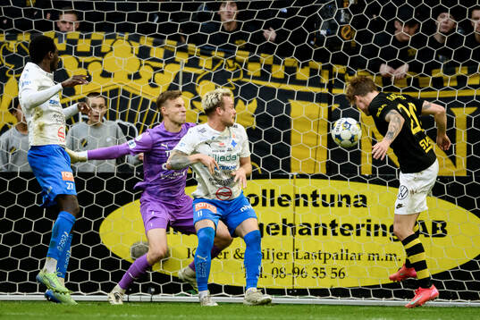 AIKs Erik Hovden Flataker gör 2-3 bakom Värnamos målvakt