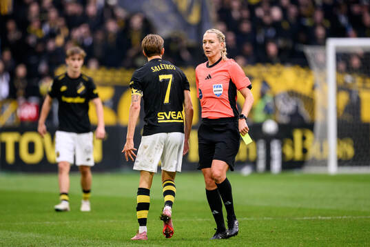 AIKs Anton Salétros och Domare Tess Olofsson