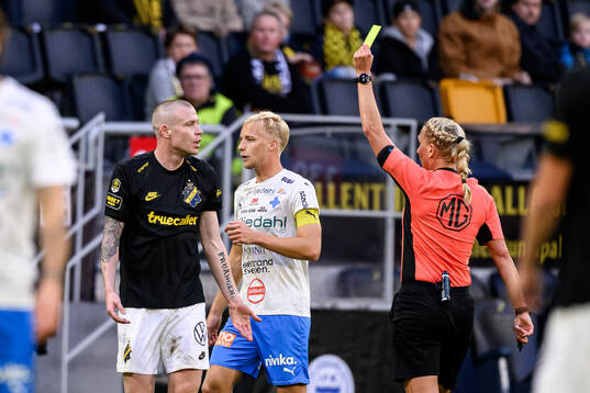AIKs Thomas Poppler Isherwood får en varning av Domare