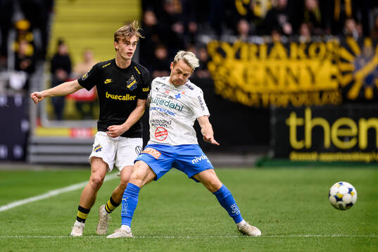 AIKs Yannick Geiger och Värnamos Kent-Are Antonsen