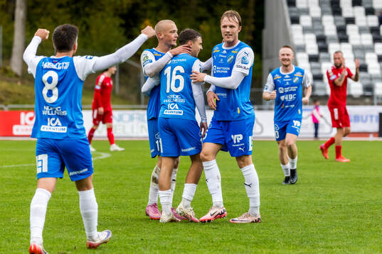 Oddevolds Emir Derviskadic jublar med lagkamrater