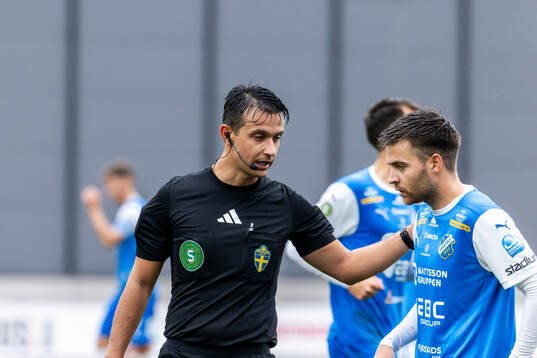 Domare Dino Demo och Oddevolds Oscar Iglicar Berntsson