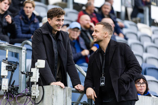 IFK Norrköpings tränare Martin Falk pratar med Sirius
