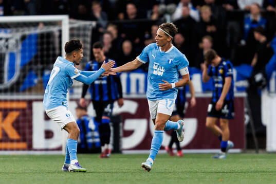 Malmö FFs Adrian Skogmar och Jens Stryger Larsen jublar