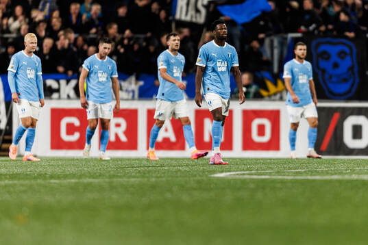Malmö FFs Emmanuel Ekong deppar