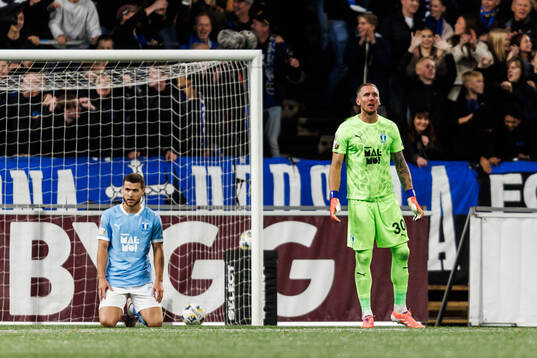 Malmö FFs Gabriel Busanello och målvakt Robin Olsen deppar