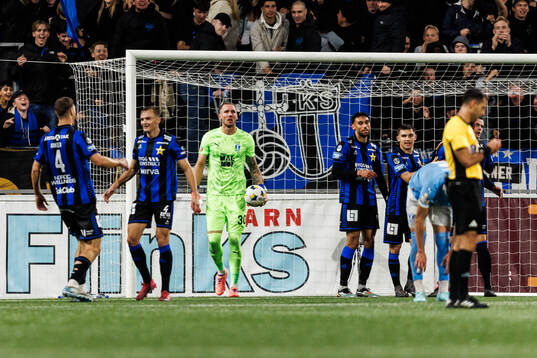 Malmö FFs målvakt Robin Olsen deppar