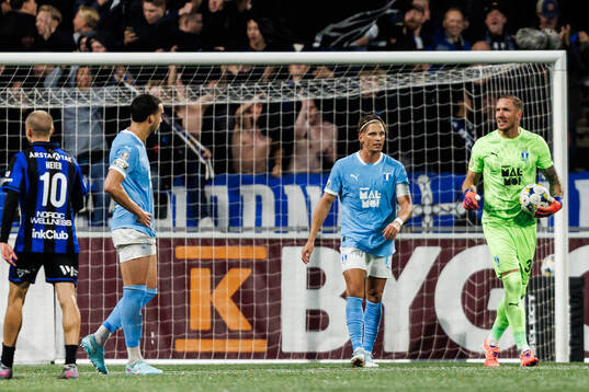 Malmö FFs Jens Stryger Larsen och målvakt Robin Olsen