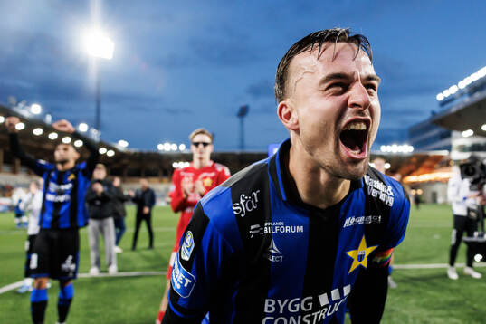 Sirius Henrik Rönnlöf Castegren jublar