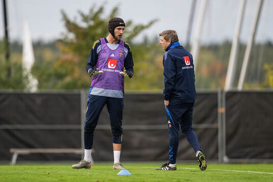 Goalkeeper Noel Törnqvist and head coach Jon Dahl Tomasson