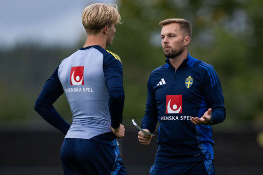 Lucas Bergvall and assistant coach Sebastian Larsson of the