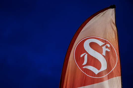 En flagga med Sandvikens IFs flagga
