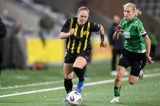 Alice Bergström of Häcken and Nicola Brzęczek of Katowice