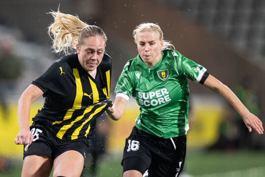 Alice Bergström of Häcken and Nicola Brzęczek of Katowice
