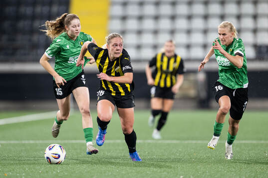 Alice Bergström of Häcken against Jagoda Cyraniak and