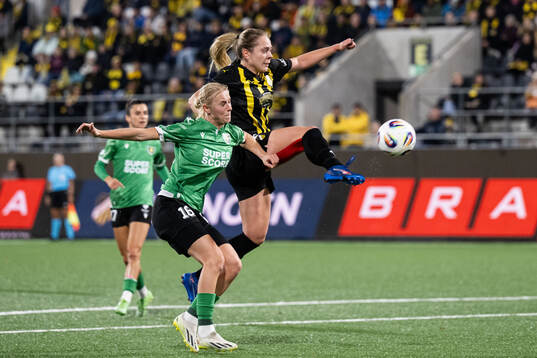 Nicola Brzeczek of Katowice and Alice Bergström of Häcken