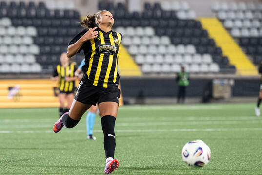 Felicia Schröder of Häcken looks dejected