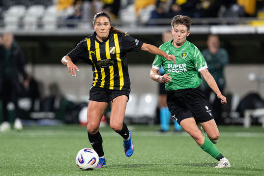 Mary Caroline Wickenheiser of Häcken and Klaudia Maciazka
