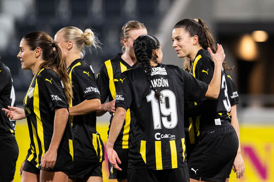 Helena Sampaio of Häcken celebrates with team mates