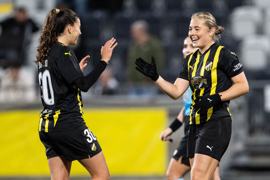 Paulina Nyström of Häcken celebrates with Helena Sampaio