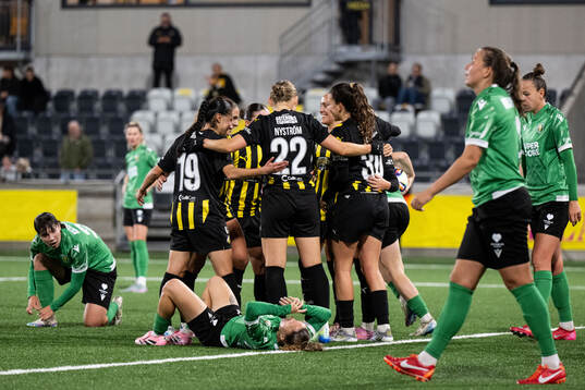 Helena Sampaio of Häcken celebrates withteam mates