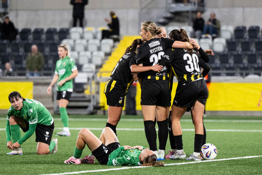 Helena Sampaio of Häcken celebrates withteam mates