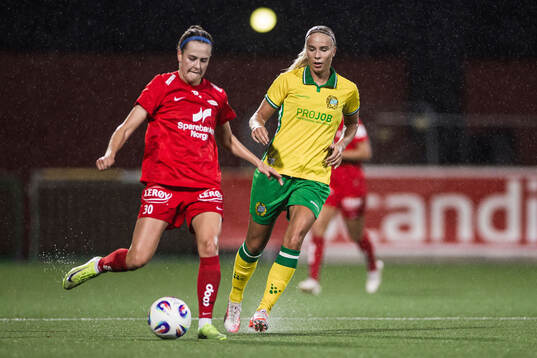 Joanna Tynnilä of Brann and Stina Lennartsson of Hammarby