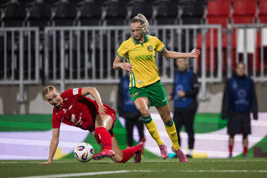 Mia Authen of Brann and Ellen Wangerheim of Hammarby