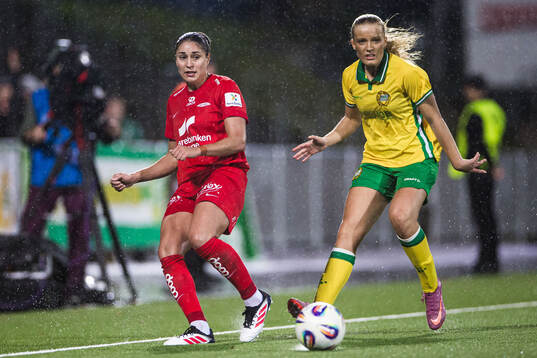 Brenna Lovera of Brann and Smilla Holmberg of Hammarby