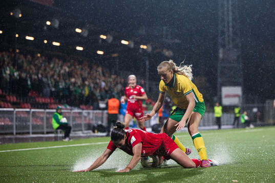 Brenna Lovera of Brann and Smilla Holmberg of Hammarby
