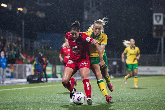 Brenna Lovera of Brann and Smilla Holmberg of Hammarby
