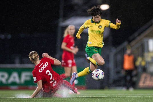 Mia Authen of Brann and Asato Miyagawa of Hammarby