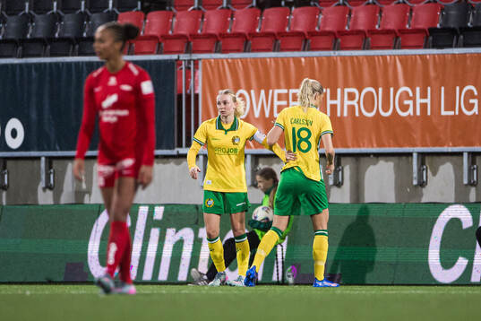 Alice Carlsson of Hammarby leaves the pitch