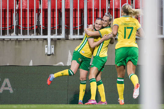 Vilde Hasund of Hammarby celebrates with Ellen Wangerheim