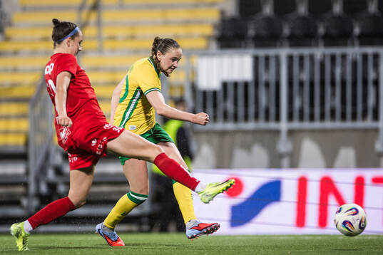 Vilde Hasund of Hammarby scores 1-0 behind Joanna Tynnilä