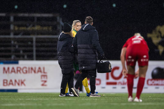 Alice Carlsson of Hammarby leaves the pitch injured