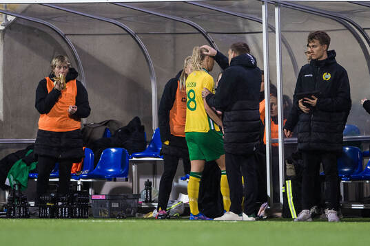 Alice Carlsson of Hammarby leaves the pitch injured
