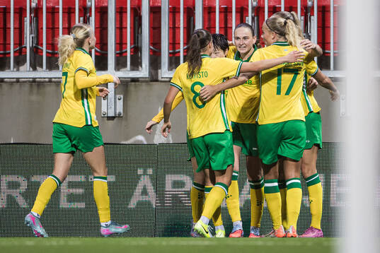Vilde Hasund of Hammarby celebrates with team mates