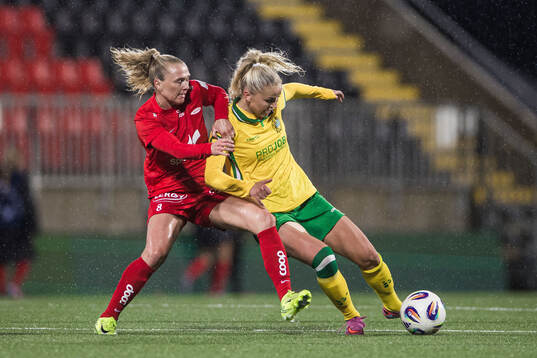 Karoline Haugland of Brann and Anna Jøsendal of Hammarby