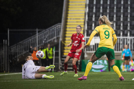 Goalkeeper Selma Panengstuen of Brann and Anna Jøsendal of