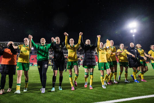 Ellen Wangerheim of Hammarby celebrates with team mates